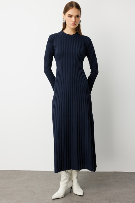 Mizalle Volanlı Etekli Yuvarlak Yaka Lacivert Kaşkorse Uzun Triko Elbise - Mizalle