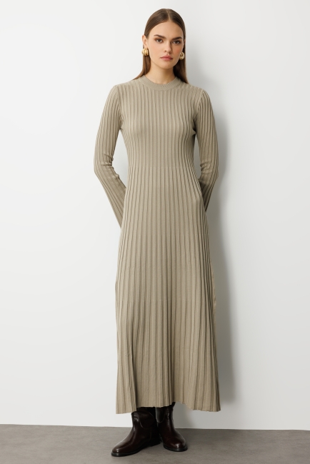 Mizalle Volanlı Etekli Yuvarlak Yaka Vizon Rengi Kaşkorse Uzun Triko Elbise - Mizalle