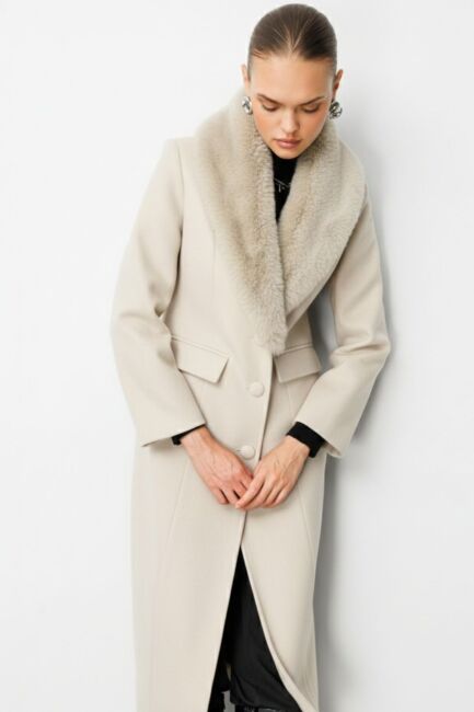 Mizalle Yakası Kürklü Uzun Bej Rengi Yünlü Kaşe Palto - Mizalle