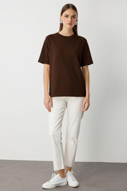 Mizalle Yuvarla Yaka Yumuşak Dokulu Reglan Kol Kahverengi Tişört - Mizalle (1)