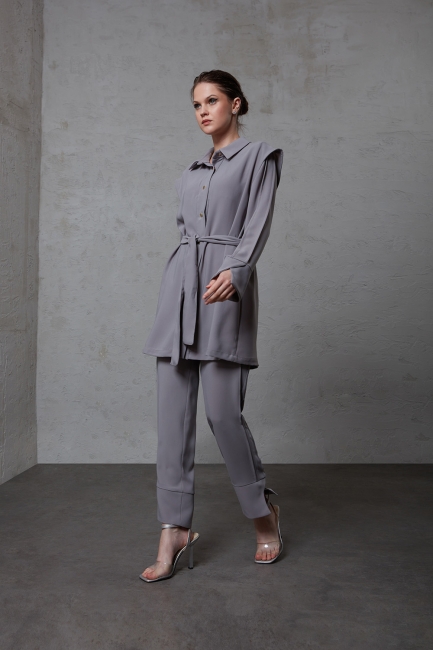 Mizalle Paçası Yırtmaçlı Klasik Gri Krep Pantolon - Mizalle