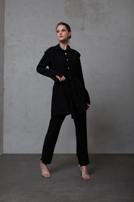 Mizalle Paçası Yırtmaçlı Klasik Siyah Krep Pantolon - Mizalle