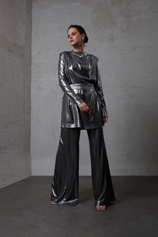 Mizalle Omuz Drape Detaylı Parlak Gümüş Rengi Abiye Tunik · 2