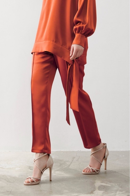 Mizalle Nar Çiçeği Saten Krep Rahat Kesimli Pantolon - Mizalle