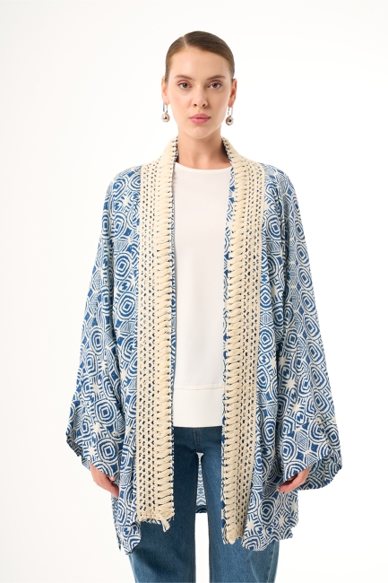 Mizalle Dantel Yaka Mavi Geometrik Desenli Kimono - Mizalle